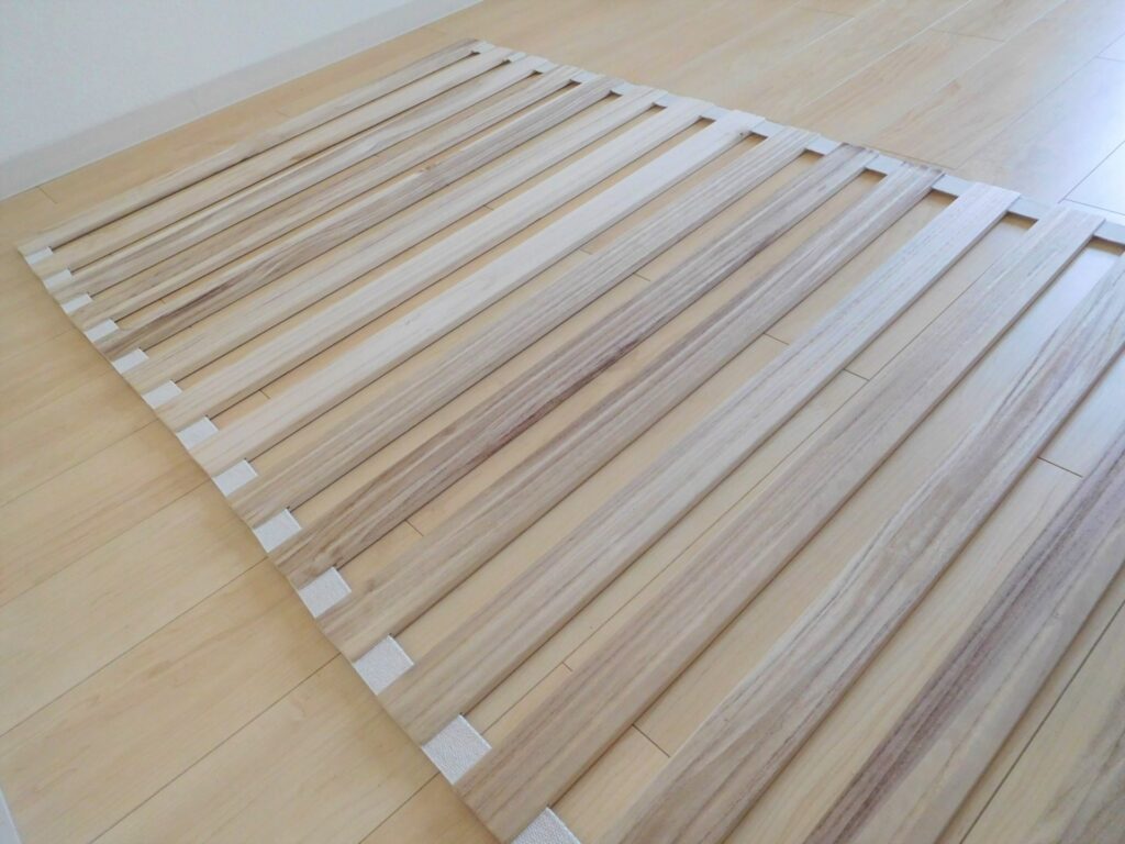 天然木のロール式すのこマットを床に広げた状態