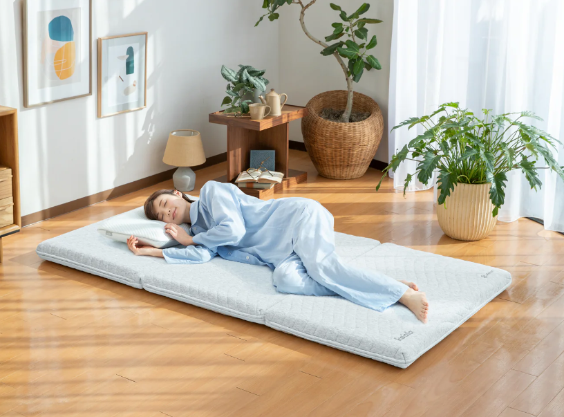 コアラマットレス コアラフトンOASISに女性が横たわっている商品画像