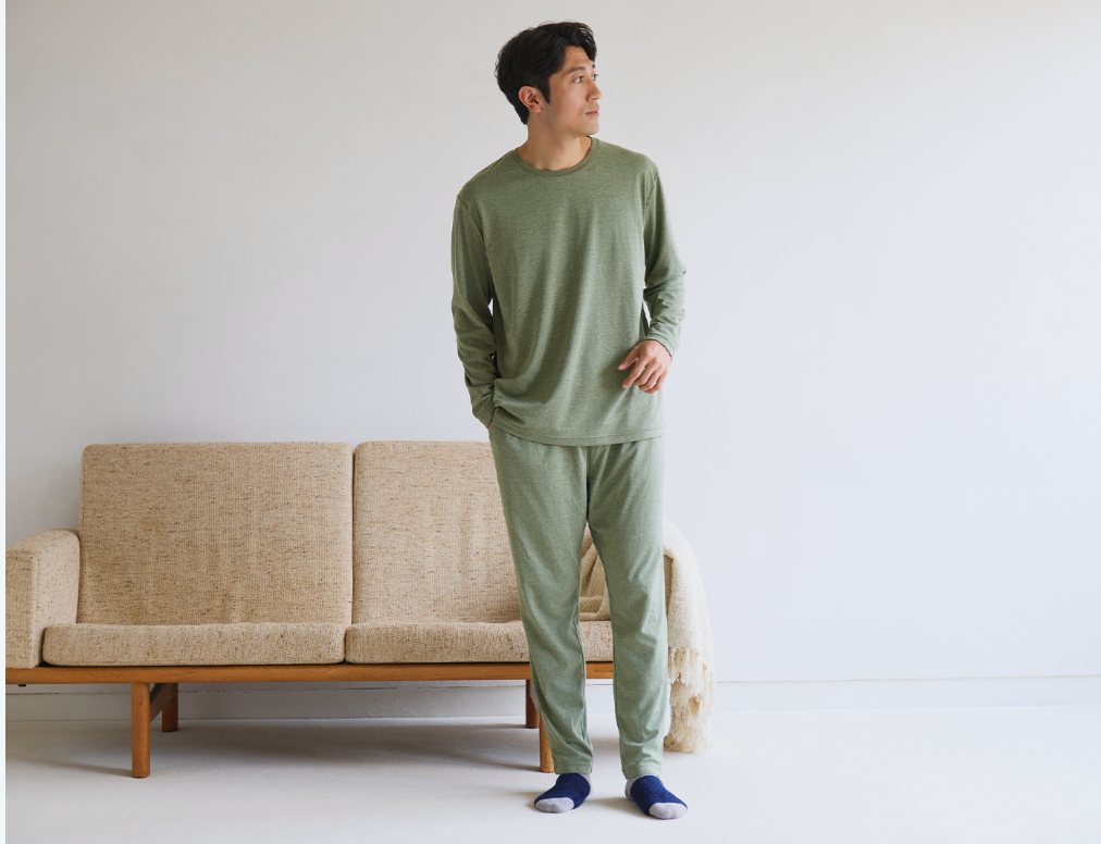 my makuraリカバリーウェアのグリーンカラーを着用した男性の着用イメージ